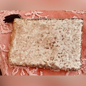 Ipsy NWOT gold sequined makeup bag.💝